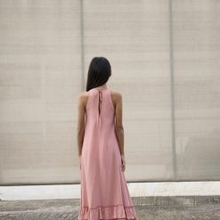 Alternative view of MELIN ROSE Φόρεμα μακρύ με παρτούς ωμούς και βολάν στο τελείωμα  MRS26-1232 Ροδακινί